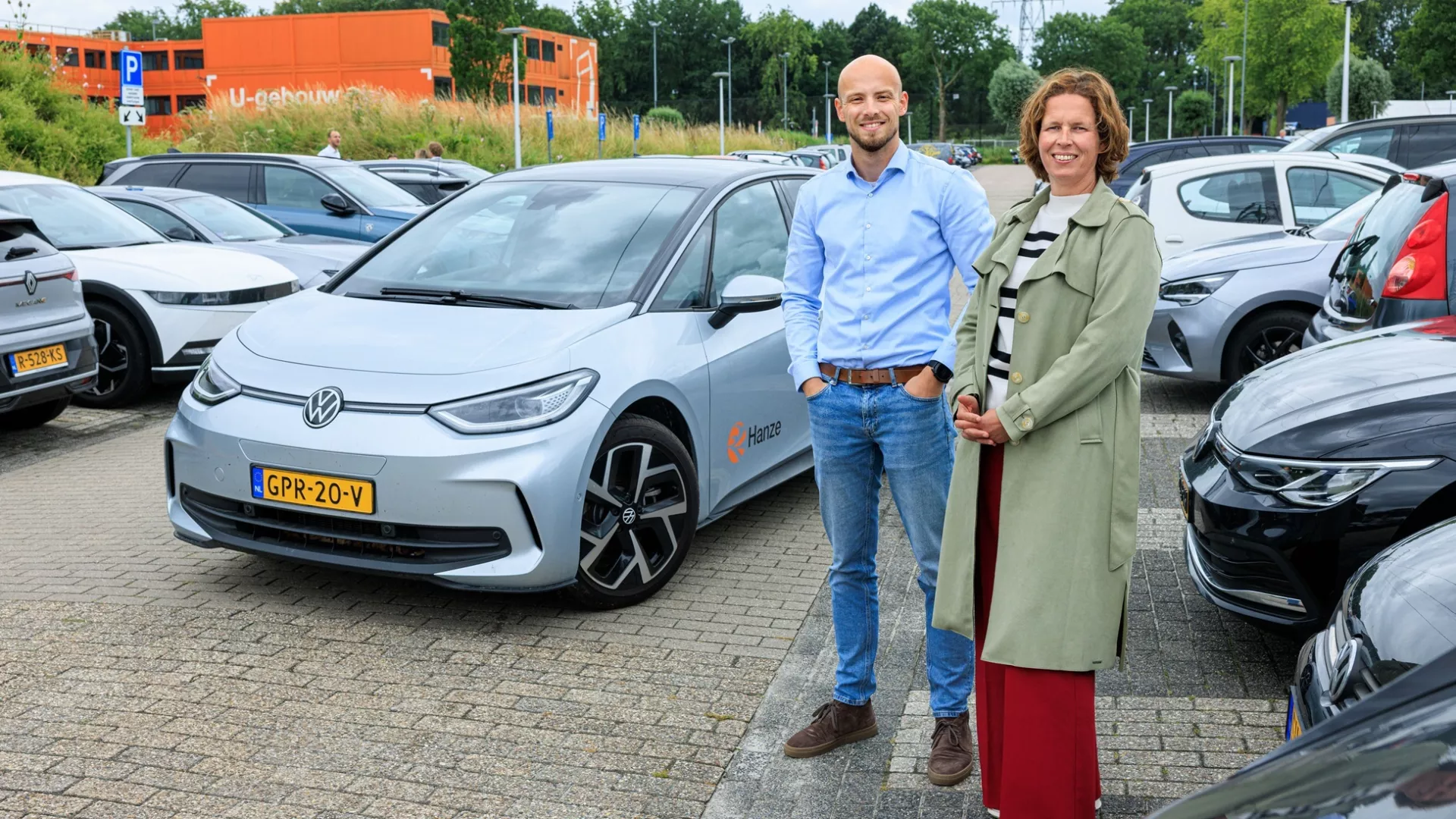 Ties en Roos met een elektrische deelauto van de Hanze.