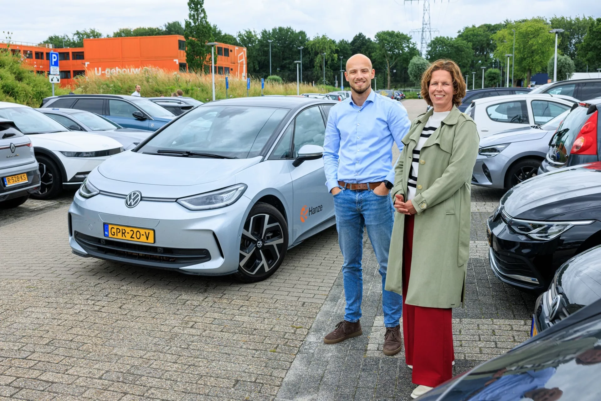 Ties en Roos met een elektrische deelauto van de Hanze.